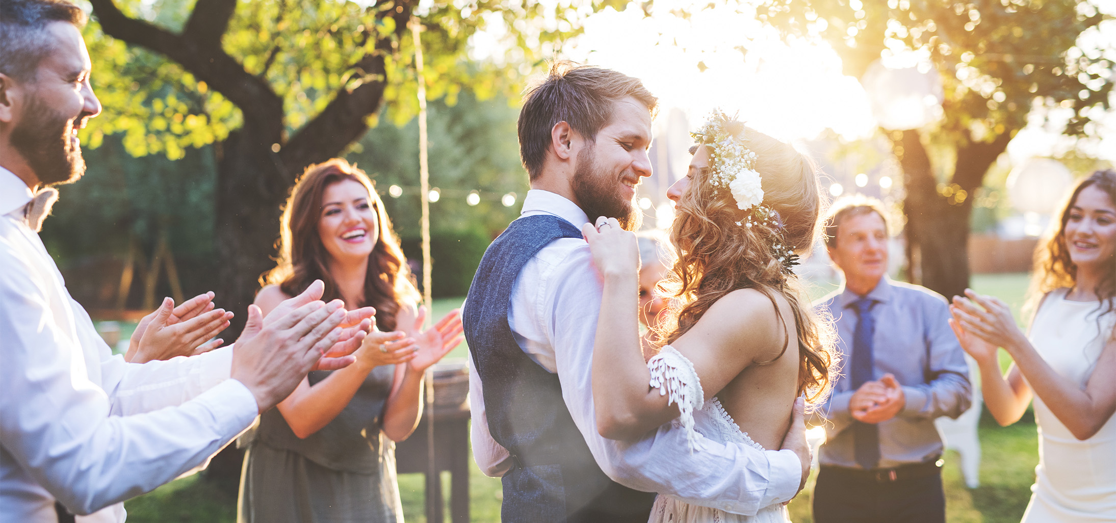 Una sposa e uno sposo ballano al loro matrimonio